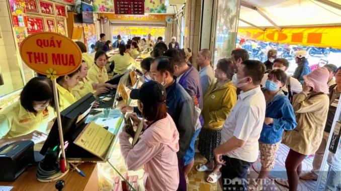Giá vàng giảm không phanh, người dân đang đổ xô đi mua Giá vàng giảm không phanh, người dân đang đổ xô đi mua