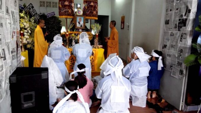 Vợ tôi qua đời đ-ộ-t ng-ột, đêm ngày thương nhớ nên tôi hay ngồi bên di ảnh tâm sự với em như lúc si-nh thời cả hai vẫn thường làm. Cho đến hôm 49 ngày, đang sửa soạn cúng bái thì tôi rù-ng mình khi thấy món đồ em để lại nằm chình ình ngay dưới bát hương Vợ tôi qua đời đ-ộ-t ng-ột, đêm ngày thương nhớ nên tôi hay ngồi bên di ảnh tâm sự với em như lúc si-nh thời cả hai vẫn thường làm. Cho đến hôm 49 ngày, đang sửa soạn cúng bái thì tôi rù-ng mình khi thấy món đồ em để lại nằm chình ình ngay dưới bát hương