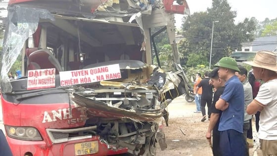 Va chạm xe khách và xe đầu kéo, một người tử vong Va chạm xe khách và xe đầu kéo, một người tử vong