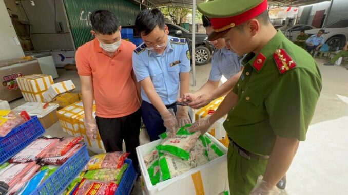 Công an Hà Nội thu giữ 1 tấn ‘xiên bẩn’, viên thả lẩu sắp tuồn ra thị trường Công an Hà Nội thu giữ 1 tấn ‘xiên bẩn’, viên thả lẩu sắp tuồn ra thị trường