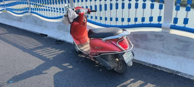 Thấy xe và dép con trên cầu, mẹ già khóc ngất