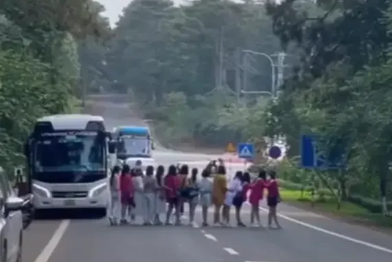 Chỉ vì một bức ảnh, nhóm du khách liều lĩnh chặn cả dòng xe trên đường khiến dân mạng ph:ẫn n:ộ Chỉ vì một bức ảnh, nhóm du khách liều lĩnh chặn cả dòng xe trên đường khiến dân mạng ph:ẫn n:ộ