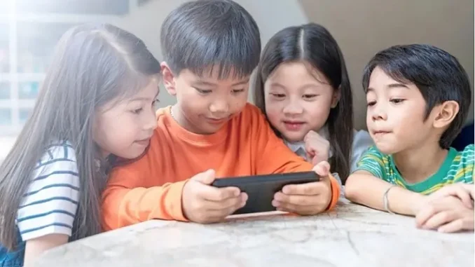 Trẻ xem điện thoại quá nhiều: Xuất hiện những dấu hiệu này, cha mẹ cần đưa đi khám ngay lập tức Trẻ xem điện thoại quá nhiều: Xuất hiện những dấu hiệu này, cha mẹ cần đưa đi khám ngay lập tức