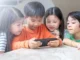 Trẻ xem điện thoại quá nhiều: Xuất hiện những dấu hiệu này, cha mẹ cần đưa đi khám ngay lập tức