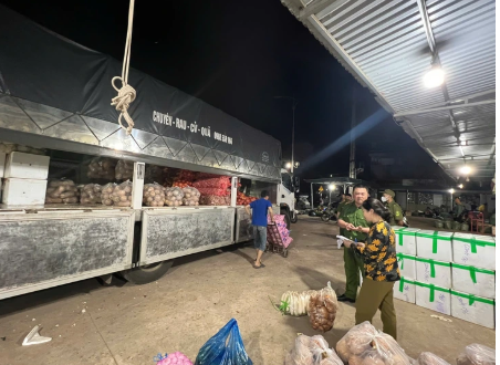 Chia buồn với bà con địa phương: Mua rau củ ngoài chợ mà còn kinhkhung thế này, trời ạ giờ biết ăn gì? Chia buồn với bà con địa phương: Mua rau củ ngoài chợ mà còn kinhkhung thế này, trời ạ giờ biết ăn gì?