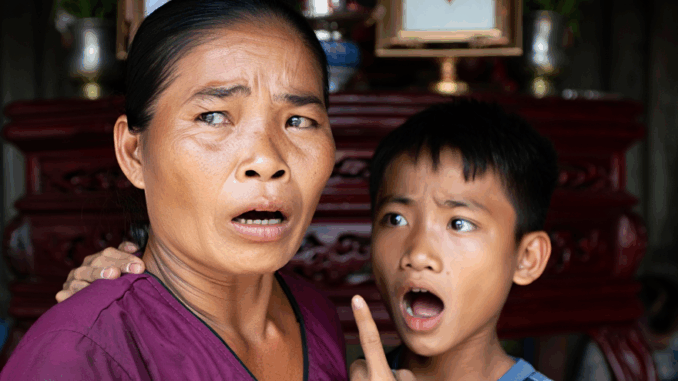 Cậu con trai bất ngờ chỉ lên bàn th:ờ nơi có ảnh của bố rồi nói “mẹ ơi bố đang đứng ngoài đường”, không thể ngờ nhận về cái kết b;;ẽ b:àng… Cậu con trai bất ngờ chỉ lên bàn th:ờ nơi có ảnh của bố rồi nói “mẹ ơi bố đang đứng ngoài đường”, không thể ngờ nhận về cái kết b;;ẽ b:àng…