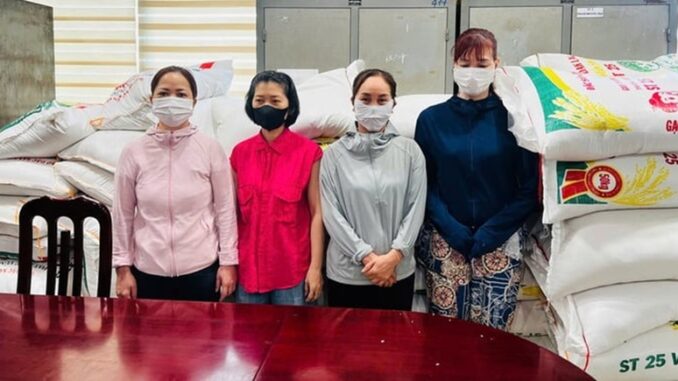 Bắt 2 chủ cửa hàng ở Hà Nội kinh doanh khoảng 23 tấn gạo giả: Hé lộ mánh khóe tinh vi của nữ nghi phạm Bắt 2 chủ cửa hàng ở Hà Nội kinh doanh khoảng 23 tấn gạo giả: Hé lộ mánh khóe tinh vi của nữ nghi phạm