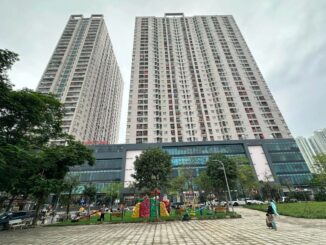 Người dân chung cư ở Hà Nội bất ngờ nhặt được cục t:iền từ trên cao xuống
