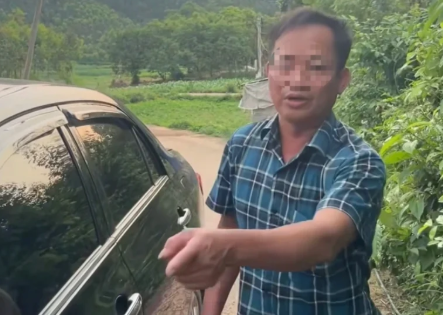 Cô gái 23 tuổi t ố c áo bị tài xế ô tô h à n h h u n g Cô gái 23 tuổi t ố c áo bị tài xế ô tô h à n h h u n g