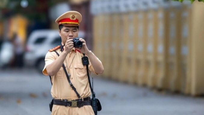 CSGT Hà Nội dùng máy quay ghi hình vi phạm tại 20 nút giao trọng điểm