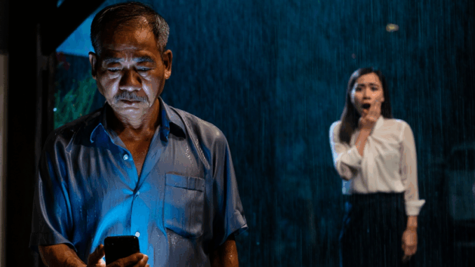 Trời mưa tầm tã, m:ấ:t điện cả khu phố tối om không nhìn thấy bóng người, mẹ chồng đi vắng đã 7 tháng, tôi phát hiện bố chồng làm 1 chuyện m:ờ á:m ở sau vườn, l:én đi theo tôi s:ố:c tới nỗi su:ýt tr:ượt chân ng:ã ra sân…