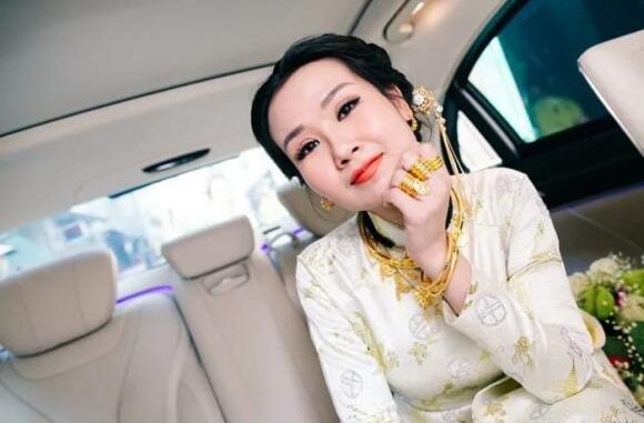 Ch:;oáng với “đống vàng cưới” Võ Hạ Trâm được mẹ chồng Ấn Độ tặng, nay ‘ch:ốt lời’ ch;;óng m;;ặt đủ mua biệt thự, s:iêu xe Ch:;oáng với “đống vàng cưới” Võ Hạ Trâm được mẹ chồng Ấn Độ tặng, nay ‘ch:ốt lời’ ch;;óng m;;ặt đủ mua biệt thự, s:iêu xe