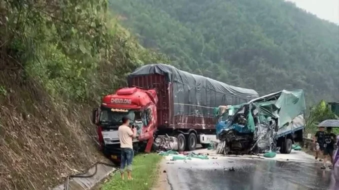 Xe chở gạo va chạm với xe đầu kéo, 3 người thương vong Xe chở gạo va chạm với xe đầu kéo, 3 người thương vong