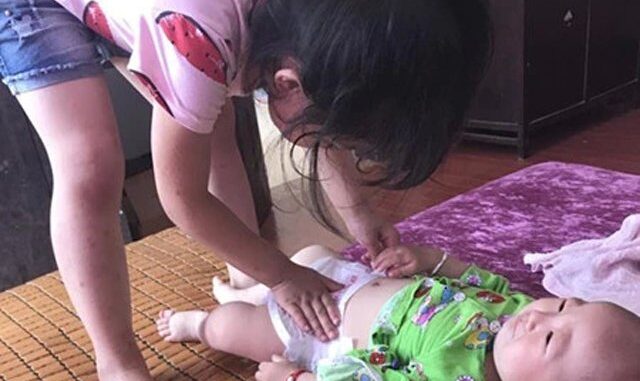 Bé gái 5 tuổi ném em sơ sinh từ tầng 5 vì câu nói “Mẹ cho em ra rìa rồi” Bé gái 5 tuổi ném em sơ sinh từ tầng 5 vì câu nói “Mẹ cho em ra rìa rồi”