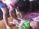 Bé gái 5 tuổi ném em sơ sinh từ tầng 5 vì câu nói “Mẹ cho em ra rìa rồi”