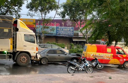 T ai n ạn nghiêm tr:ọng giữa 3 ô tô và 2 xe máy, 2 người t”u v/ong tại chỗ T ai n ạn nghiêm tr:ọng giữa 3 ô tô và 2 xe máy, 2 người t”u v/ong tại chỗ
