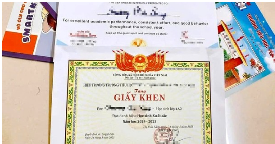 Nhiều phụ huynh “khoe” giấy khen của con, c ông a n ra c ảnh b áo Nhiều phụ huynh “khoe” giấy khen của con, c ông a n ra c ảnh b áo