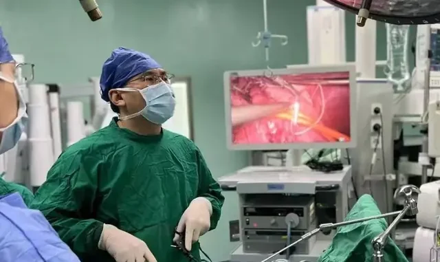 Cô gái 28 tuổi bị axit dạ dày "ăn mòn lên đến cổ" vì thứ nước nhiều người uống mỗi ngày