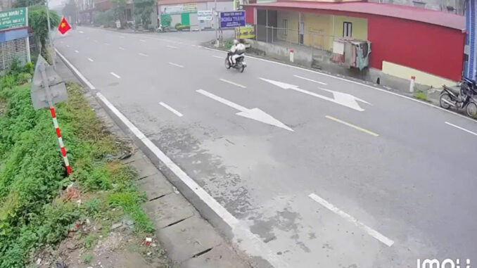 Nhói lòng khoảnh khắc bé trai 3 tuổi tuột tay bố, băng qua đường bị xe tải đâm tử vong