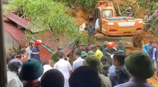 Sapa: Xót xa tiếng gà:o th:ét của người con khi thấy lực lượng cứu hộ đưa thjthe mẹ ra ngoài, tiếng khóc khiến nhiều người nghẹn lại Sapa: Xót xa tiếng gà:o th:ét của người con khi thấy lực lượng cứu hộ đưa thjthe mẹ ra ngoài, tiếng khóc khiến nhiều người nghẹn lại