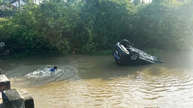 Bé 30 tháng tuổi và ông ngoại thoát chết thần kỳ khi ô tô lao xuống sông Bé 30 tháng tuổi và ông ngoại thoát chết thần kỳ khi ô tô lao xuống sông
