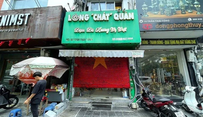 Quán Lòng Chát dán thông báo nguồn gốc lòng xe điếu Quán Lòng Chát dán thông báo nguồn gốc lòng xe điếu
