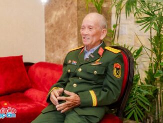 Gặp cụ Trần Văn Thanh đi xe máy 1.300km: ‘Tôi chỉ là người dân bình thường, với quyết tâm vào xem đại lễ’
