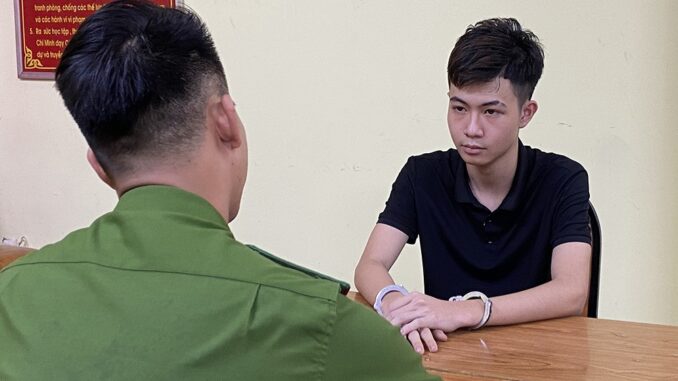 Đối tượng đập vỏ chai bia vào đầu khách nước ngoài ở phố Tây bị bắt Đối tượng đập vỏ chai bia vào đầu khách nước ngoài ở phố Tây bị bắt