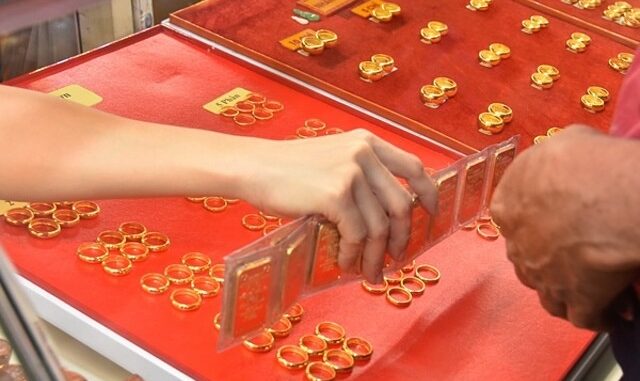 Giá vàng trong nước giảm mạnh sau yêu cầu điều hành mới nhất của Thủ tướng, dự báo về 107 triệu đồng/lượng Giá vàng trong nước giảm mạnh sau yêu cầu điều hành mới nhất của Thủ tướng, dự báo về 107 triệu đồng/lượng