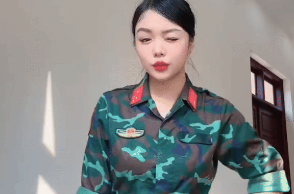 Chân dung nữ Trung úy đang vô cùng nổi tiếng trên mạng xã hội quốc tế Chân dung nữ Trung úy đang vô cùng nổi tiếng trên mạng xã hội quốc tế
