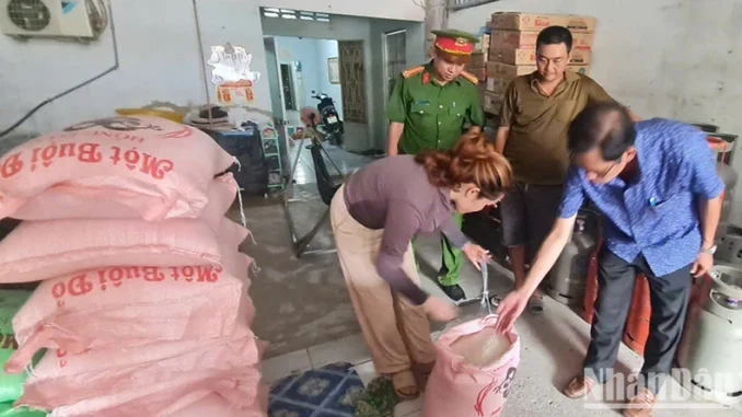 Phát hiện gạo có vấn đề bất thường bán trên thị trường Hậu Giang Phát hiện gạo có vấn đề bất thường bán trên thị trường Hậu Giang