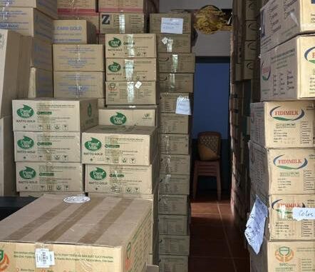Bất ngờ kiểm tra căn nhà không số do Hồ Văn Tú làm chủ, C.A b;;àng h;oàng phát hiện 11.856 lon sữa bột rất quen thuộc, hàng ngàn người đã uống Bất ngờ kiểm tra căn nhà không số do Hồ Văn Tú làm chủ, C.A b;;àng h;oàng phát hiện 11.856 lon sữa bột rất quen thuộc, hàng ngàn người đã uống