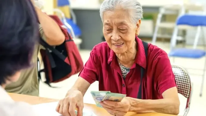 Người già không lương hưu sẽ được hưởng trợ cấp mới từ 1.7 Người già không lương hưu sẽ được hưởng trợ cấp mới từ 1.7