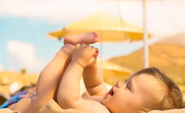 Tắm nắng đúng cách sẽ giúp bé phòng tránh việc thiếu hụt vitamin D Tắm nắng đúng cách sẽ giúp bé phòng tránh việc thiếu hụt vitamin D