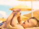 Tắm nắng đúng cách sẽ giúp bé phòng tránh việc thiếu hụt vitamin D