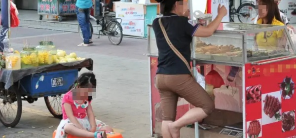 Nhìn thấy 2 mẹ con ở quán ăn, tôi chợt hiểu: Tại sao có những đứa trẻ cả đời không bao giờ thoát khỏi nghèo khó