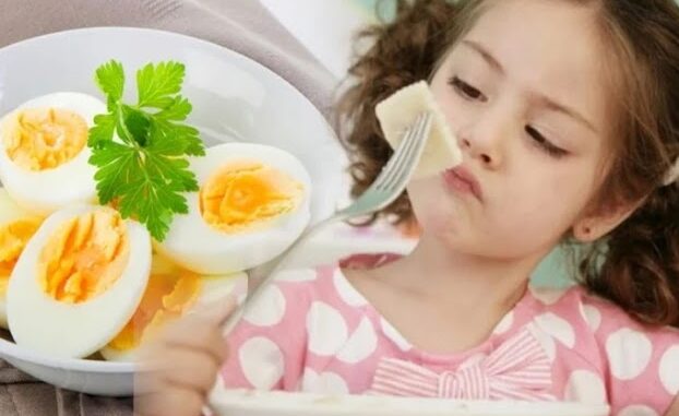 Ăn trứng luộc sai cách, cậu bé 4 tuổi không may “về với mây trời”: Bài học đắt giá cho gia đình có con nhỏ. Ăn trứng luộc sai cách, cậu bé 4 tuổi không may “về với mây trời”: Bài học đắt giá cho gia đình có con nhỏ.