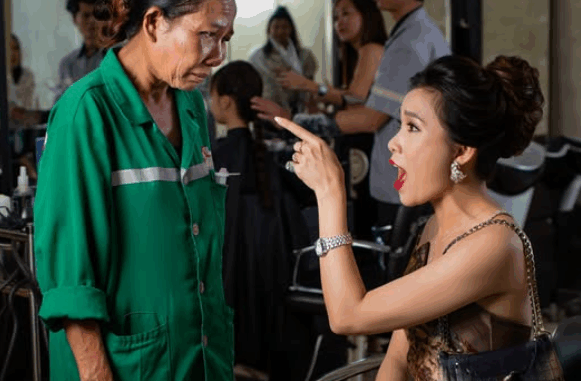 Cô lao công đi gội đầu bị vợ tỷ phú sỉ nhục khiến cô phải rời đi trong nước mắt, 30 phút sau, một người đàn ông bước tới khiến vợ tỷ phú phải trả giá đắt Cô lao công đi gội đầu bị vợ tỷ phú sỉ nhục khiến cô phải rời đi trong nước mắt, 30 phút sau, một người đàn ông bước tới khiến vợ tỷ phú phải trả giá đắt