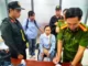 Bắt khẩn cấp 1 phụ nữ xưng luật sư vào trụ sở công an yêu cầu thả người