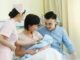 “Người đầu tiên đón trẻ” sau khi em bé chào đời là rất quan trọng. Ba người này cố gắng ‘tránh xa’, đây không hề mê tín