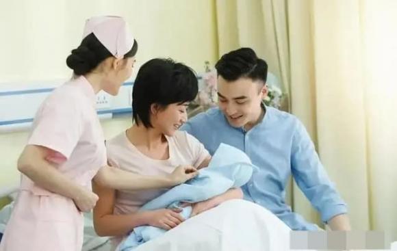 “Người đầu tiên đón trẻ” sau khi em bé chào đời là rất quan trọng. Ba người này cố gắng ‘tránh xa’, đây không hề mê tín “Người đầu tiên đón trẻ” sau khi em bé chào đời là rất quan trọng. Ba người này cố gắng ‘tránh xa’, đây không hề mê tín