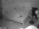 Mở camera xem cảnh lúc 3h sáng, người phụ nữ rụng rời vì thấy trộm lẻn vào