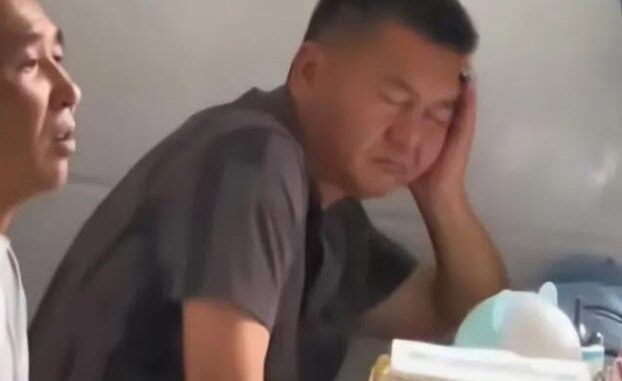 Đi họp phụ huynh cho con, ông bố bỗng nổi tiếng sau khi lộ biểu cảm 'không được hào hứng cho lắm' Đi họp phụ huynh cho con, ông bố bỗng nổi tiếng sau khi lộ biểu cảm 'không được hào hứng cho lắm'