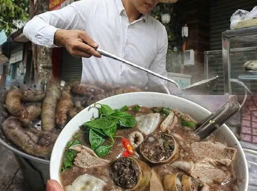 Tôi vốn chỉ thích cháo lòng Nam, kiểu hạt gạo phải rang lên cho vàng cho thơm rồi mới đem nấu. …Tôi vốn chỉ thích cháo lòng Nam, kiểu hạt gạo phải rang lên cho vàng cho thơm rồi mới đem nấu. Cháo Bắc nấu gạo trắng nên có nhựa, ăn không quen lắm. Hồi nhỏ nhà tôi bán cháo lòng, sáng nào cũng rang gạo mỏi nhừ cánh tay. Nhưng đang đói lại thấy chiếc xe đẩy sạch sẽ, đồ ăn trong tủ kiếng sạch sẽ, bàn ghế đũa muỗng sạch sẽ dù ghi bảng Cháo Lòng Hà Nội, vẫn ngồi xuống gọi một tô. Ghi vậy cho khách dễ hình dung thôi, chứ tôi nghĩ quê chị ở đâu đó đồng bằng Bắc bộ bởi cái phát âm nhiều nầm nẫn nắm. Cái giọng Bắc chân chất, hiền lành vô phương. Tô cháo mang ra, chọc đũa vào, ôi chao, sao mà rẻ dữ vầy nè. Mới múc được một muỗng, nghe dì vé số kia tới hỏi “Cô ơi, có bán cháo không hôn? Làm cho tui tô mười lăm ngàn thôi, tui không ăn lòng cũng được”. Chị dạ. Dì vé số vừa ngồi xuống bàn, tô cháo nóng hổi đã ra tới. Dì hết hồn “Ủa sao nhiều thịt vầy nè, tui ăn tô có mười lăm mà?” Tôi vốn chỉ thích cháo lòng Nam, kiểu hạt gạo phải rang lên cho vàng cho thơm rồi mới đem nấu. …Tôi vốn chỉ thích cháo lòng Nam, kiểu hạt gạo phải rang lên cho vàng cho thơm rồi mới đem nấu. Cháo Bắc nấu gạo trắng nên có nhựa, ăn không quen lắm. Hồi nhỏ nhà tôi bán cháo lòng, sáng nào cũng rang gạo mỏi nhừ cánh tay. Nhưng đang đói lại thấy chiếc xe đẩy sạch sẽ, đồ ăn trong tủ kiếng sạch sẽ, bàn ghế đũa muỗng sạch sẽ dù ghi bảng Cháo Lòng Hà Nội, vẫn ngồi xuống gọi một tô. Ghi vậy cho khách dễ hình dung thôi, chứ tôi nghĩ quê chị ở đâu đó đồng bằng Bắc bộ bởi cái phát âm nhiều nầm nẫn nắm. Cái giọng Bắc chân chất, hiền lành vô phương. Tô cháo mang ra, chọc đũa vào, ôi chao, sao mà rẻ dữ vầy nè. Mới múc được một muỗng, nghe dì vé số kia tới hỏi “Cô ơi, có bán cháo không hôn? Làm cho tui tô mười lăm ngàn thôi, tui không ăn lòng cũng được”. Chị dạ. Dì vé số vừa ngồi xuống bàn, tô cháo nóng hổi đã ra tới. Dì hết hồn “Ủa sao nhiều thịt vầy nè, tui ăn tô có mười lăm mà?”