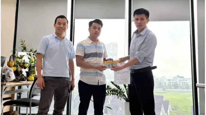 Người dân chung cư ở Hà Nội bất ngờ nhặt được cục tiền từ trên cao xuống Người dân chung cư ở Hà Nội bất ngờ nhặt được cục tiền từ trên cao xuống