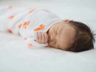 Có nên đội mũ sơ sinh cho bé không? - Sự thật có thể khiến mẹ bất ngờ!