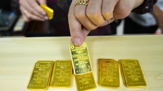 Giá vàng hôm nay: Nhà đầu tư “nở mày nở mặt”, sáng sớm đã lãi mấy triệu đồng thế này thì còn gì bằng Giá vàng hôm nay: Nhà đầu tư “nở mày nở mặt”, sáng sớm đã lãi mấy triệu đồng thế này thì còn gì bằng