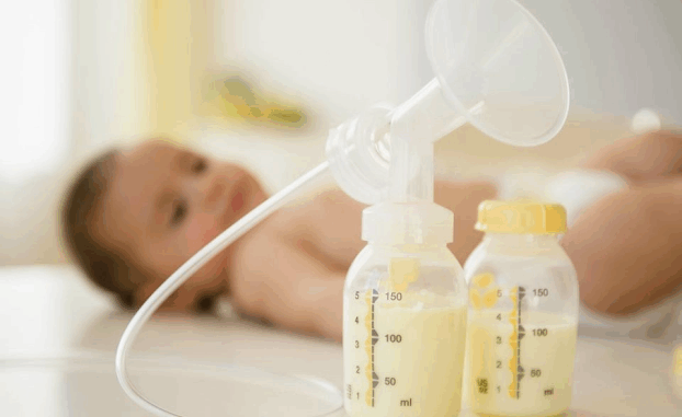 Mẹ chuẩn bị trữ sữa để bắt đầu đi làm Mẹ chuẩn bị trữ sữa để bắt đầu đi làm