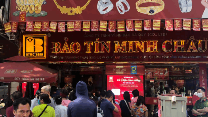 Giá vàng giảm mạnh từ đỉnh 124 triệu đồng/lượng, nhiều người tranh thủ mua vào Giá vàng giảm mạnh từ đỉnh 124 triệu đồng/lượng, nhiều người tranh thủ mua vào