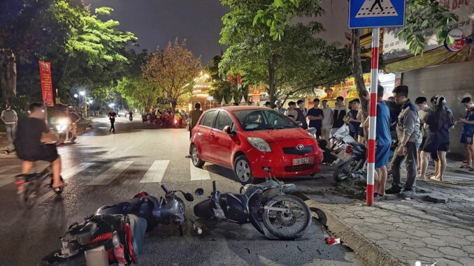 Hiện trường ngổn ngang vụ ô tô tông liên hoàn 6 xe máy ở Hà Nội Hiện trường ngổn ngang vụ ô tô tông liên hoàn 6 xe máy ở Hà Nội